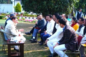 मुख्यमंत्री श्री पुष्कर सिंह धामी ने सरकारी कार्यालयों और कार्यस्थलों पर अधिकारी- कर्मचारी और शिक्षकों की सुरक्षा के लिए मुख्य सचिव को एसओपी बनाने के निर्देश दिए हैं।