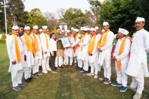 मुख्यमंत्री पुष्कर सिंह धामी को मुख्यमंत्री आवास में चम्पावत से आए होल्यारों ने दी होली की शुभकामनाएं