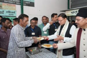 हल्द्वानी में आयोजित थाल सेवा कार्यक्रम में मुख्यमंत्री श्री पुष्कर सिंह धामी ने सहभागिता करते हुए स्वयं थाल सेवक के रूप में जरूरतमंदों को भोजन परोसा। इस अवसर पर उन्होंने कहा कि थाल सेवा केवल भोजन वितरण का कार्यक्रम नहीं, बल्कि सच्ची जनसेवा और मानवीय संवेदनाओं की जीवंत मिसाल है।