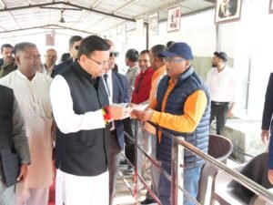 मुख्यमंत्री श्री पुष्कर सिंह धामी ने अपने खटीमा भ्रमण के दूसरे दिन शनिवार को कैंप कार्यालय लोहियाहेड तथा हेलीपेड परिसर में जनप्रतिनिधियों और आमजन से भेंट की। इस दौरान उन्होंने क्षेत्रवासियों की समस्याओं को गंभीरता से सुना और संबंधित अधिकारियों को त्वरित एवं प्रभावी समाधान सुनिश्चित करने के निर्देश दिए |