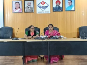 उत्तराखण्ड राज्य महिला आयोग की अध्यक्ष श्रीमती कुसुम कंडवाल ने मीडिया सेंटर, सचिवालय, देहरादून में आयोजित प्रेस वार्ता में बताया कि राज्य सरकार और महिला आयोग महिलाओं के अधिकारों की रक्षा तथा उन्हें न्याय दिलाने के लिए पूरी तरह प्रतिबद्ध हैं।