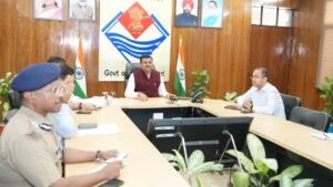 मुख्य सचिव श्री आनंद बर्द्धन ने मंगलवार को सचिवालय में शहर में लॉ एंड ऑर्डर को लेकर गृह और पुलिस विभाग के वरिष्ठ अधिकारियों के साथ बैठक ली।