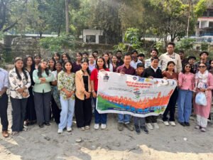 स्पर्श हिमालय विश्वविद्यालय के छात्रों की पहल, नमामि गंगे के तहत गंगा तट पर किया स्वच्छता अभियान।