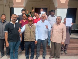 जन संगठनों और विपक्षी दलों के प्रतिनिधियो ने नगर आयुक्त नमामि बंसल को ज्ञापन दिया।