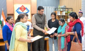 जिला प्रशासन ने मीना ठाकुर कि 02 दिव्यांग बेटियों सहित 05 बच्चों की जिम्मेदारी उठाई , सीएसआर फंड से 01 लाख हस्तांतरण।