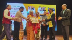 लेखक गाँव में विरासत कला उत्सव के मंच पर शास्त्रीय नृत्य की भव्य प्रस्तुतियाँ दिखाई गई।