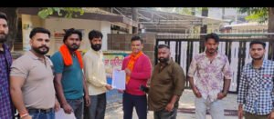 वरिष्ठ प्रशासनिक अधिकारी टीका राम डबराल को निजी विद्यालयों द्वारा फीस वृद्धि को लेकर ज्ञापन सौंपा।