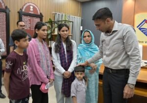 जिला प्रशासन द्वारा मानवीय संवेदनशीलता का परिचय देते हुए असहाय विधवा क्षमा परवीन को बड़ी राहत प्रदान की।