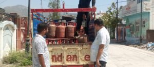 गैस की कालाबाजारी एवं अवैध रिफिलिंग पर जिलाधिकारी सख्त; संलिप्तों पर प्राथमिकी दर्ज।