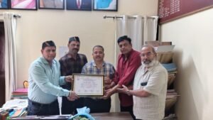 उत्तराखंड सामाजिक सम्मान सेवा ट्रस्ट ने किया जिला सूचना अधिकारी श्री बद्री चंद्र नेगी जी का सम्मान।