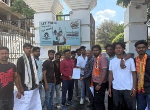 देहरादून में निजी स्कूलों के खिलाफ युवा शिव सेना ने मनमानी फीस वृद्धि को लेकर आंदोलन की चेतावनी दी।