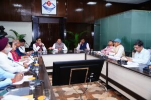 मुख्यमंत्री ने अधिकारियों को निर्देश दिए कि जनप्रतिनिधियों द्वारा उठाई गई समस्याओं को सर्वाेच्च प्राथमिकता देते हुए उनका त्वरित एवं प्रभावी समाधान सुनिश्चित किया जाए।