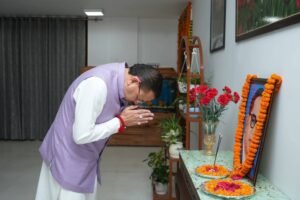 मुख्यमंत्री श्री पुष्कर सिंह धामी ने भारतीय संविधान के निर्माता एवं ‘भारत रत्न’ बाबा साहेब भीमराव अंबेडकर की जयंती के अवसर मुख्यमंत्री आवास में उनके चित्र पर पुष्प अर्पित कर उनका भावपूर्ण स्मरण किया ।