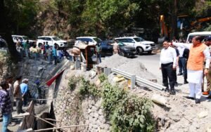 मुख्यमंत्री श्री पुष्कर सिंह धामी ने मंगलवार को मसूरी रोड स्थित शिव मंदिर के निर्माणाधीन पुल का स्थलीय निरीक्षण किया।