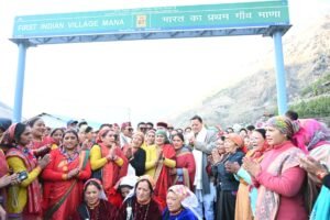 मुख्यमंत्री श्री पुष्कर सिंह धामी ने बुधवार को भारत के प्रथम सीमांत गांव माणा पहुंचकर क्षेत्र का भ्रमण किया तथा वहां आए श्रद्धालुओं एवं स्थानीय जनता से आत्मीय संवाद किया।