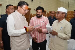 मुख्यमंत्री श्री पुष्कर सिंह धामी ने रविवार को मुख्यमंत्री आवास स्थित मुख्य सेवक सदन में  प्रदेश के विभिन्न जनपदों से आए लोगों की समस्याओं को सुना।
