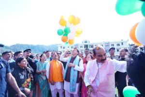 खिलाड़ियों के साथ खेल मैदान में उतरे मुख्यमंत्री, क्रिकेट और फुटबॉल खेलकर बढ़ाया युवाओं का उत्साह