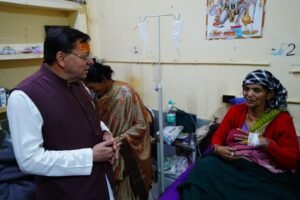 मुख्यमंत्री पुष्कर सिंह धामी ने जिला अस्पताल पहुंच मरीजों का जाना हालचाल, बेहतर स्वास्थ्य सुविधाओं का दिया भरोसा