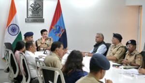 पुलिस महानिदेशक, उत्तराखण्ड- श्री दीपम सेठ द्वारा आज पुलिस मुख्यालय स्थित सभागार में गढ़वाल एवं कुमाऊँ परिक्षेत्र के पुलिस महानिरीक्षकों तथा सभी जनपदों, एसटीएफ एवं जीआरपी के वरिष्ठ/पुलिस अधीक्षकों के साथ वीडियो कॉन्फ्रेंसिंग के माध्यम से विगत एक माह से संचालित राज्यव्यापी विशेष अभियान “ऑपरेशन प्रहार” की विस्तृत समीक्षा की गई।