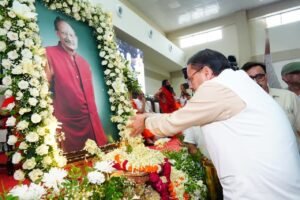 मुख्यमंत्री श्री पुष्कर सिंह धामी ने सोमवार को गढ़ी कैंट स्थित स्वर्गीय हरबंश कपूर मेमोरियल कम्युनिटी हॉल में आयोजित श्रद्धांजलि सभा में उत्तराखंड के पूर्व मुख्यमंत्री एवं भारत सरकार के पूर्व मंत्री मेजर जनरल (सेवानिवृत्त) भुवन चंद्र खण्डूड़ी के चित्र पर पुष्प अर्पित कर उन्हें श्रद्धासुमन अर्पित किए।
