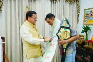 मुख्यमंत्री श्री पुष्कर सिंह धामी से आज मुख्यमंत्री आवास में चमोली जनपद निवासी एवं मिश्रित मार्शल आर्ट्स (एमएमए) के अंतरराष्ट्रीय खिलाड़ी श्री दिगंबर सिंह रावत ने शिष्टाचार भेंट की।