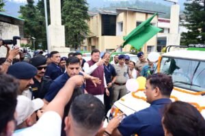 भीमताल भ्रमण के दौरान मुख्यमंत्री श्री पुष्कर सिंह धामी ने नए कूड़ा वाहनों को हरी झंडी दिखाकर  किया  रवाना