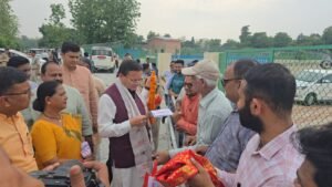 सूबे के माननीय मुख्यमंत्री पुष्कर सिंह धामी ने शुक्रवार को लोहियाहेड हेलीपैड व कैंप कार्यालय में  जनता व जनप्रतिनिधियों  से मुलाकात कर जनसमस्याएं सुनी तथा समस्याओं का समाधान करने के निर्देश अधिकारियों को दिए।