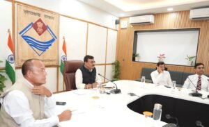 मुख्य सचिव श्री आनन्द बर्द्धन ने मंगलवार को सचिवालय में जिलाधिकारियों के साथ वीडियो कॉन्फ्रेंसिंग के माध्यम से बैठक ली।