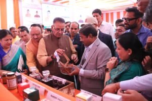 प्रदेश के कृषि एवं कृषक कल्याण मंत्री श्री गणेश जोशी ने गुरूवार को परफ्यूमरी एवं सगन्ध अनुसंधान एवं विकास सस्थान सेलाकुई, देहरादून में दालचीनी प्रवर्धन, सतत खेती एवं कटाई उपरांत प्रौद्योगिकियों में नवाचार विषय पर दो दिवसीय अंतर्राष्ट्रीय सेमिनार एवं कार्यशाला का शुभारम्भ किया।