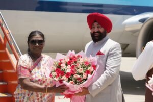राष्ट्रपति द्रौपदी मुर्मू का दून पहुंचने पर सीएम और राज्यपाल ने किया स्वागत, कल पीओपी में होंगी शामिल
