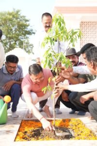 “एक पेड़ मां के नाम” अभियान के तहत पौधरोपण एवं स्वच्छता का संदेश