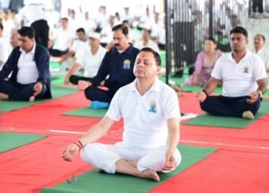 मुख्यमंत्री ने बनबसा में किया सामूहिक योगाभ्यास, योग को दैनिक जीवन का हिस्सा बनाने का किया आह्वान