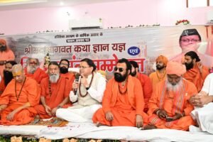 मुख्यमंत्री श्री पुष्कर सिंह धामी ने सोमवार को हरि सेवा आश्रम में आयोजित श्रीमद्भागवत कथा ज्ञान यज्ञ एवं विशाल संत सम्मेलन में प्रतिभाग करते हुए पूज्य संत-महात्माओं का अभिनंदन किया तथा आश्रम द्वारा किए जा रहे सेवा, संस्कार एवं समाज जागरण के कार्यों की सराहना की।