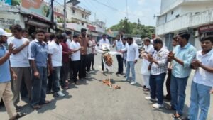 भाजपा युवा मोर्चा ऋषिकेश मंडल द्वारा कांग्रेस विधायक मदन सिंह बिष्ट का पुतला दहन