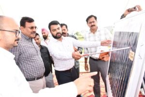 मुख्य सचिव आनंद बर्द्धन ने अपने एक दिवसीय काशीपुर भ्रमण के दौरान सिडकुल द्वारा निर्माणाधीन एरोमा पार्क, इलेक्ट्रॉनिक मैनुफैक्चरिंग क्लस्टर पार्क, एस्कॉर्ट फार्म में सिडकुल क्षेत्रीय कार्यालय, सिडकुल की हेमपुर नेपा फार्म में 803 एकड़ भूमि, फोर लेन स्वीकृत राष्ट्रीय राजमार्ग काशीपुर-रामनगर, काशीपुर बाईपास रिंग रोड का अधिकारियों के साथ स्थलीय निरीक्षण किया।