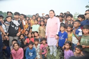 मुख्यमंत्री पुष्कर सिंह धामी को अपने बीच पाकर बच्चे हुए उत्साहित, जमकर खिंचवाईं तस्वीरें  बच्चों के साथ बिताया आत्मीय समय, सफलता के दिए मंत्र