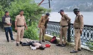 उत्तराखण्ड की नैनीझील से चार दिनों में तीन शव निकलने से सनसनी। मंगलवार सवेरे प्रकाश का शव झील में उतराता देख राहगीरों ने पुलिस को सूचित किया।
