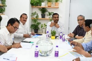 देहरादून। उत्तराखण्ड में चल रहे विशेष गहन पुनरीक्षण के सम्बंध में शुक्रवार को अपर मुख्य निर्वाचन अधिकारी डॉ0 विजय कुमार जोगदंडे ने सचिवालय में मान्यता प्राप्त राष्ट्रीय राजनैतिक दलों के प्रतिनिधियों के साथ बैठक कर विस्तृत चर्चा की। इस दौरान अपर मुख्य निर्वाचन अधिकारी ने राजनैतिक दलों से अनकलेक्टेड श्रेणी के मतदाताओं के घर-घर सत्यापन अभियान में सहयोग करने की अपील की।