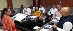 प्रदेश की खेल मंत्री रेखा आर्या ने विधान सभा स्थित कार्यालय कक्ष में खेल विभाग के अधिकारियों के साथ समीक्षा बैठक की।