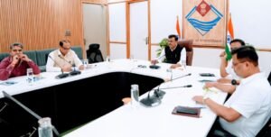 मुख्य सचिव श्री आनन्द बर्द्धन ने मंगलवार को सचिवालय से वीडियो कांफ्रेसिंग के माध्यम से जिलाधिकारियों के साथ बैठक की गई। बैठक के दौरान विभिन्न मुद्दों पर चर्चा हुई एवं दिशा – निर्देश दिए गए।