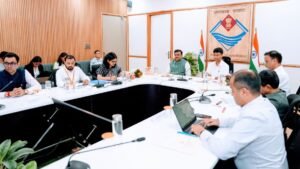 मुख्य सचिव श्री आनन्द बर्द्धन ने बुधवार को सचिवालय स्थित अपने सभागार में उत्तराखण्ड दौरे पर आए नीति आयोग के सदस्य डॉ. एम. श्रीनिवास एवं उनकी टीम का पुष्प गुच्छ देकर स्वागत किया।