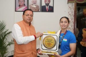 मुख्यमंत्री धामी से मिलीं अंतरराष्ट्रीय स्तर पर पदक जीतने वाली उत्तराखंड की महिला मुक्केबाज, मुख्यमंत्री ने किया सम्मानित