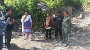 भारी बारिश के चलते कई स्थानों पर भूस्खलन-  नगर पालिका अध्यक्ष ने किया प्रभावित क्षेत्र का दौरा