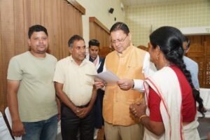 मुख्यमंत्री ने प्रदेश के विभिन्न क्षेत्रों से आए लोगों की समस्याएं सुनीं  जनसमस्याओं के समाधान के लिए अधिकारियों को दिए त्वरित कार्यवाही के निर्देश