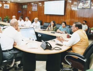 मुख्य सचिव श्री आनन्द बर्द्धन ने गुरूवार को सचिवालय में तकनीकी शिक्षा विभाग की समीक्षा की। मुख्य सचिव ने प्रदेश के तकनीकी शिक्षण संस्थानों, फैकल्टी एवं विद्यार्थियों के विषय में विस्तार से जानकारी ली।