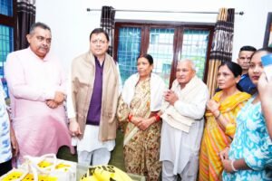 मुख्यमंत्री धामी ने 15 अगस्त की पूर्व संध्या पर शहीद अमित कुमार अणथ्वाल के परिजनों से की भेंट, किया सम्मानित