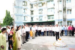 स्वतंत्रता दिवस के अवसर पर सूचना एवं लोकसंपर्क विभाग के महानिदेशक श्री बंशी धर तिवारी ने विभागीय परिसर में ध्वजारोहण किया ।