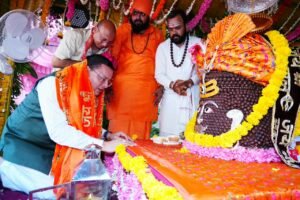 टपकेश्वर महादेव की भव्य शोभायात्रा में शामिल हुए मुख्यमंत्री श्री पुष्कर सिंह धामी;  मुख्यमंत्री ने पूजा-अर्चना कर प्रदेश की सुख-समृद्धि एवं खुशहाली की कामना की