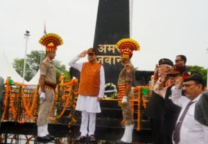 सीमांत क्षेत्र में शहीद स्मारक एवं विशाल तिरंगे का लोकार्पण, सीएम धामी ने वीर शहीदों को किया नमन