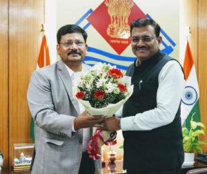 मुख्य सचिव श्री आनन्द बर्द्धन ने बुधवार को सचिवालय में श्री दीपेन्द्र चौधरी को उत्तराखण्ड सेवा का अधिकार आयोग में आयुक्त पद के लिए पद की शपथ दिलाई।